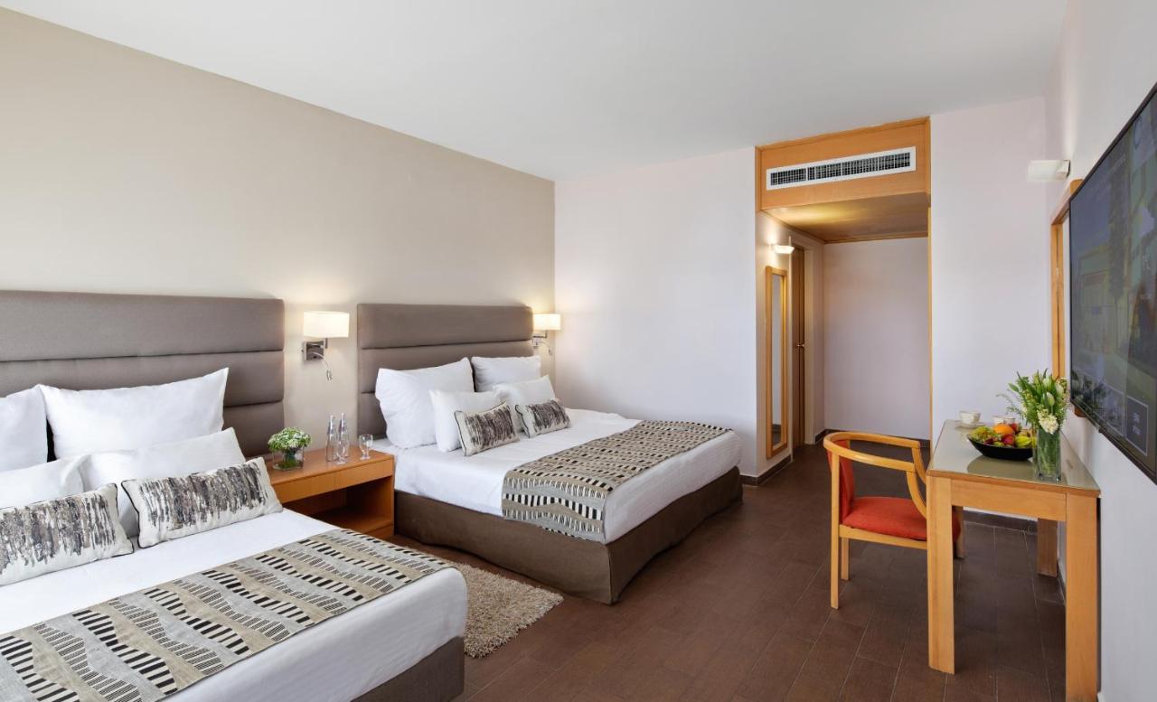 C Hotel Neve Ilan Extérieur photo