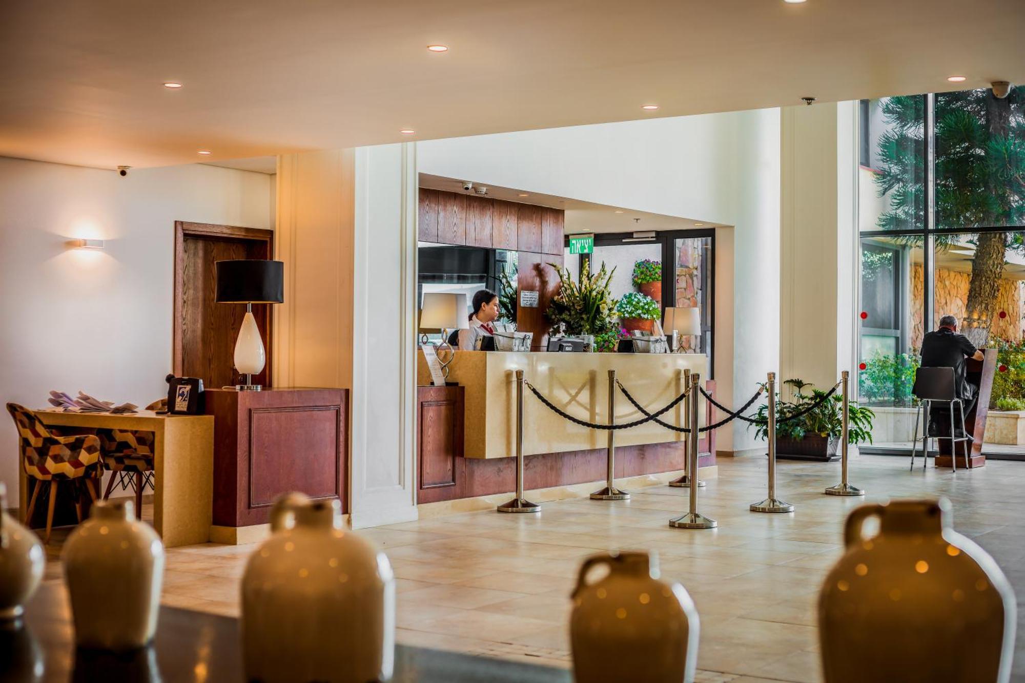 C Hotel Neve Ilan Extérieur photo