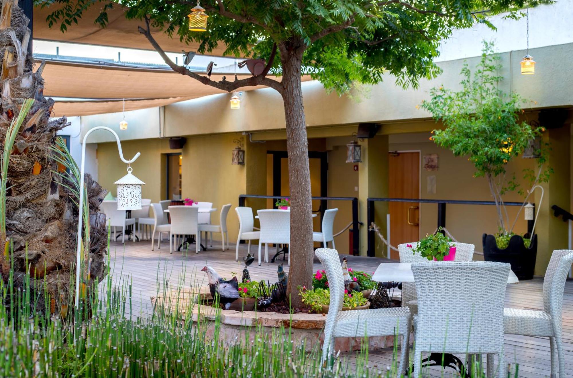 C Hotel Neve Ilan Extérieur photo