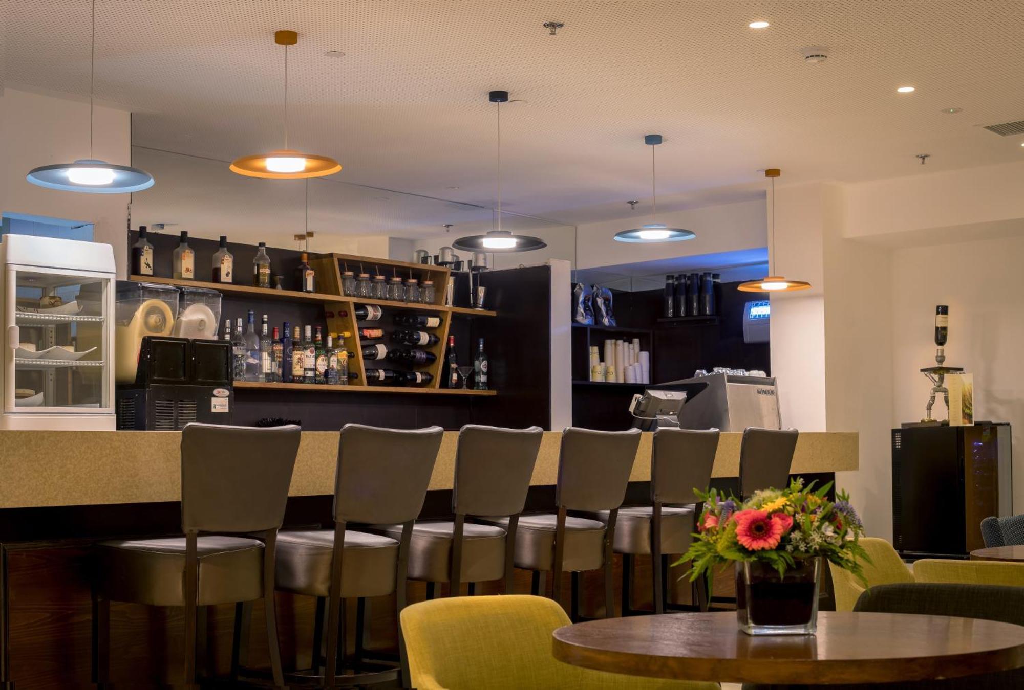 C Hotel Neve Ilan Extérieur photo