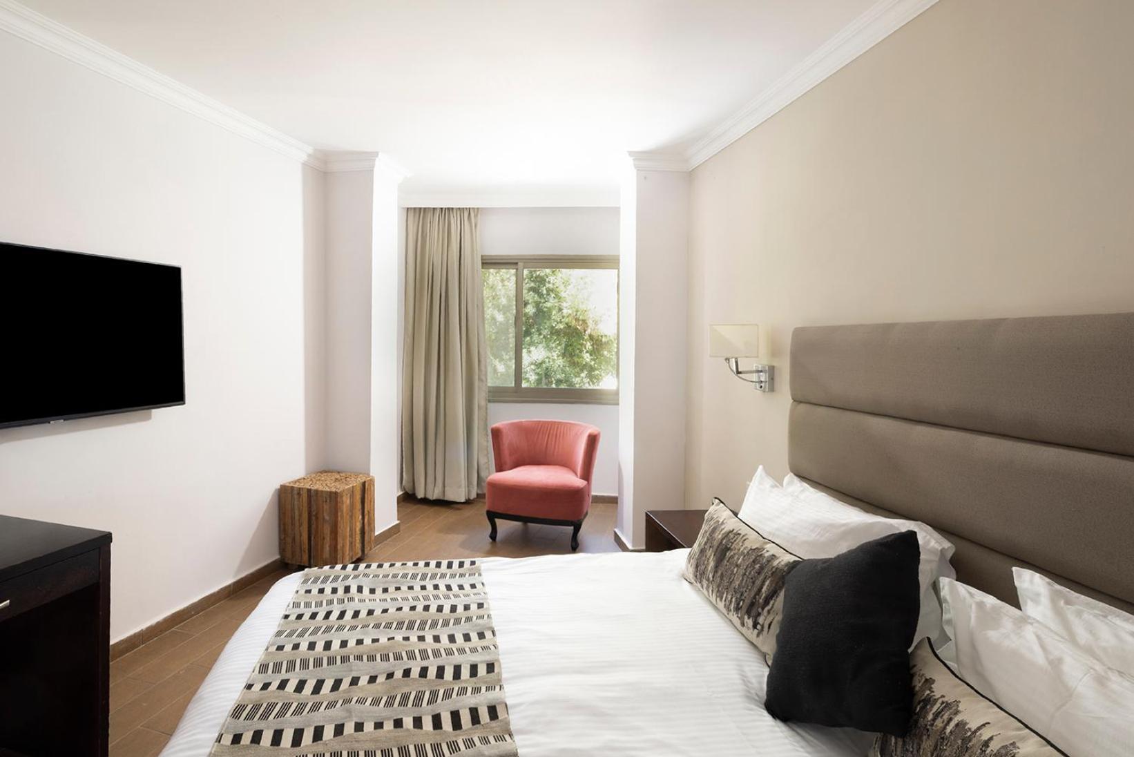 C Hotel Neve Ilan Extérieur photo