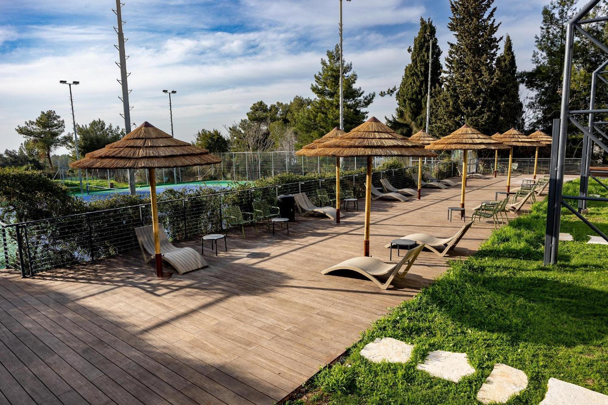 C Hotel Neve Ilan Extérieur photo