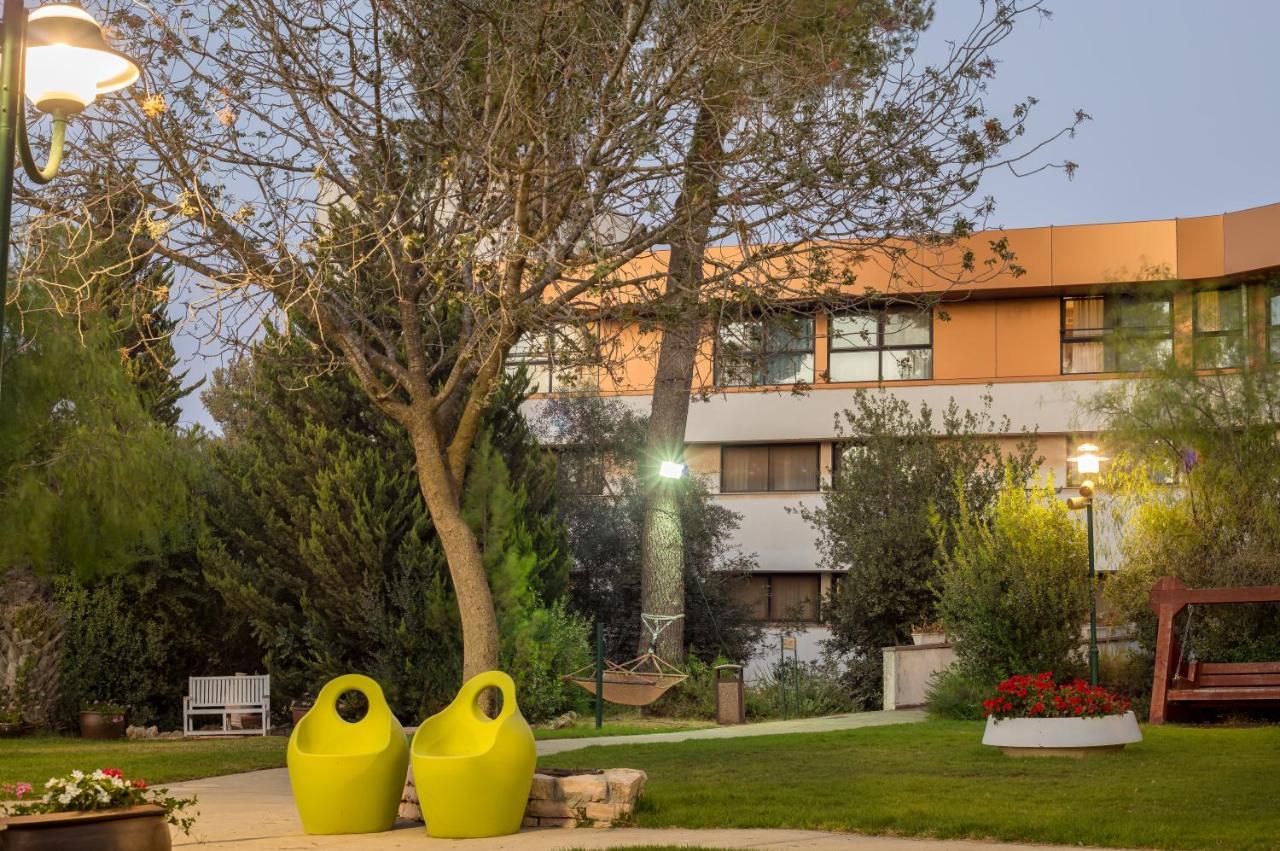 C Hotel Neve Ilan Extérieur photo